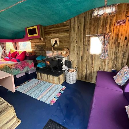 Budget Stay, In Lovely Private Setting With Rustic Charm, Log Burner, Fire Pit, Campers Kitchen & Eco Loo No Bedding Supplied นาร์เบิร์ธ ภายนอก รูปภาพ